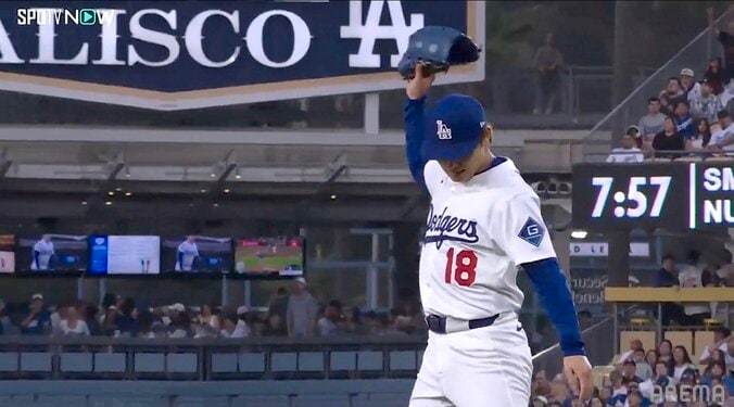 【写真・画像】思わず話しかけた？ド軍・テオスカーの隣で「大谷さん嬉しそう」 バックスクリーン弾直後…僅か2秒足らずの“異例光景”　1枚目