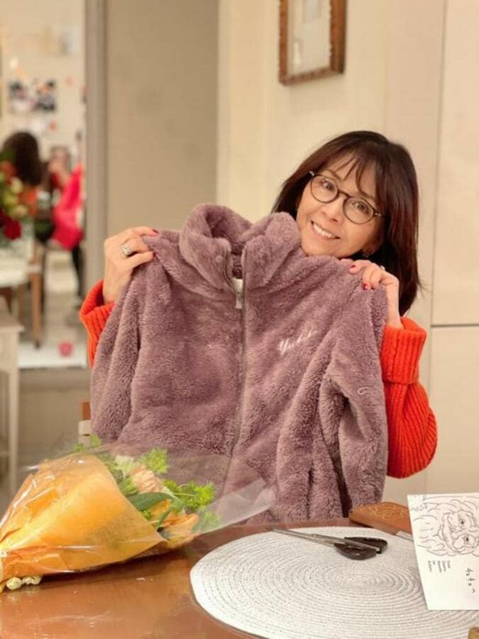  柏木由紀子、名前の刺繍が入った『ユニクロ』品に歓喜「家族みんなおそろい」  1枚目