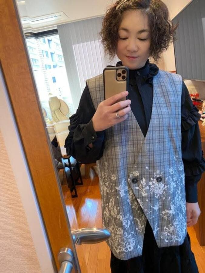  堀ちえみ、大人買いした洋服を公開「可愛い」「お似合い」の声  1枚目