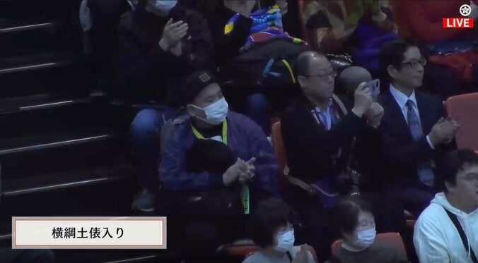 大相撲中継で“人気お笑い芸人”が「見つかってしまった」 横綱土俵入りで拍手する姿に「めっちゃ抜かれてる」話題 3枚目