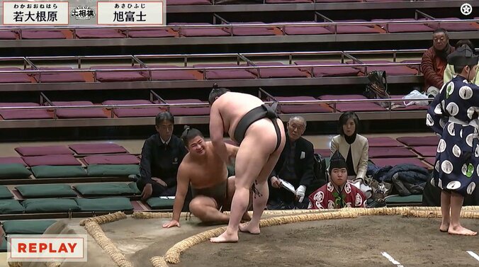 吹っ飛びながらも笑顔の若大根原