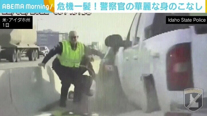 パンク修理中に猛スピードで突っ込んでくる車が 警察官らがとっさの回避 米