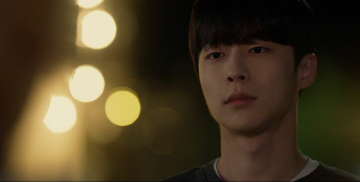 人気アイドルグループ出身パク・ジフンが金髪の子犬系男子に！人気ウェブ漫画原作、若者たちのリアルなキャンパスライフを描く『遠見には緑の春』