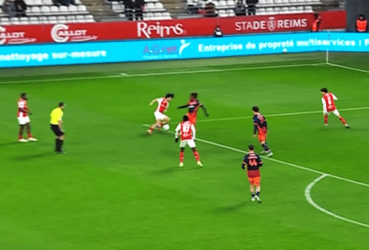 キックフェイントで敵を抜き去る中村敬斗