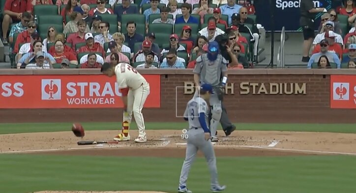 【写真・画像】どんな落ち方…！？ 山本由伸、とてつもない“魔球”「誰にも打てない」 「芸術的」バットにかすらない… 打者が崩れ落ちる “マン振り三振”　1枚目