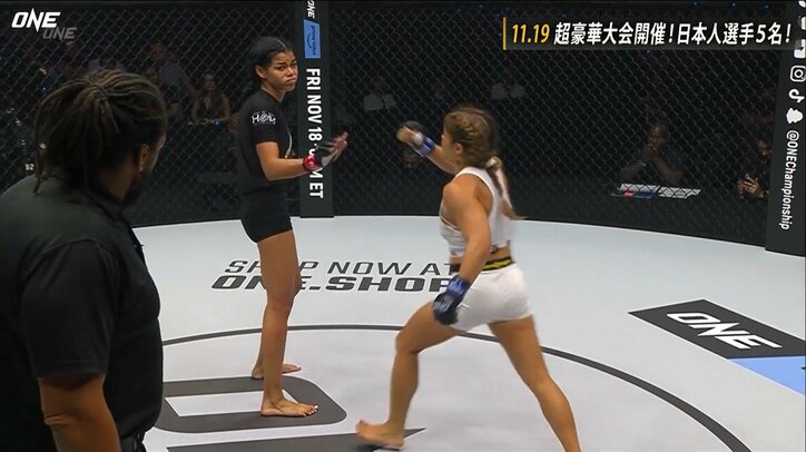 美女ファイターが懇願「止めてちょうだい」よもやの事態にレフェリー困惑 前代未聞のフィニッシュに視聴者も騒然