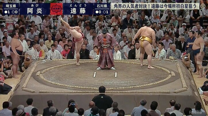 “美麗四股力士”対決は後輩・阿炎に軍配 遠藤を圧倒の突き出し
