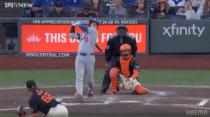 【写真・画像】危ない！ド軍マンシーに頭部死球 151キロが直撃も立ち上がり球場は喝采、プレー続行の気迫　1枚目