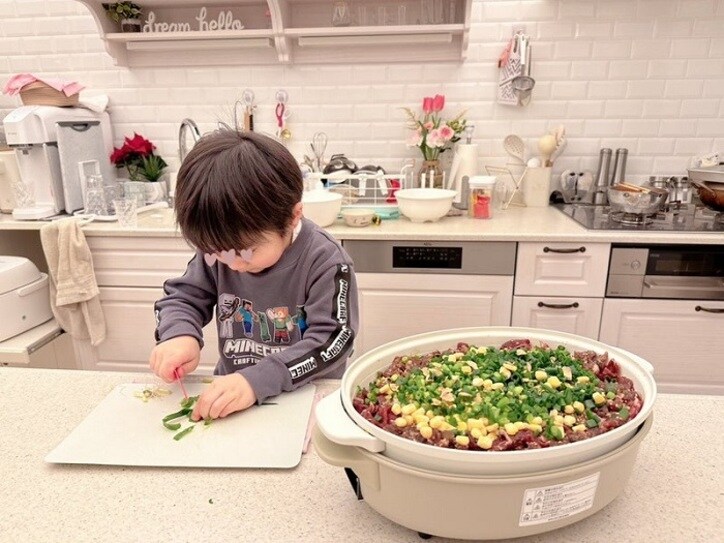  辻希美『コストコ』の商品で作った料理を公開「私と子ども4人で4合じゃ足りなかった」 