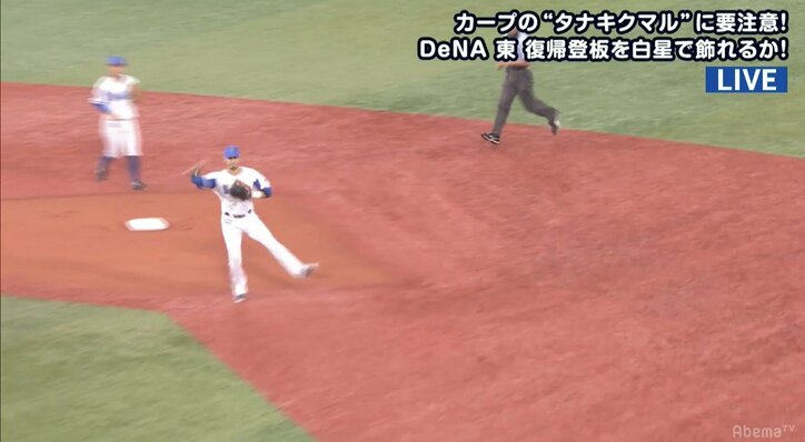 横浜DeNA・東が「口をあんぐり」 セカンド・ソト、華麗な!? ジャンピング・スローを披露