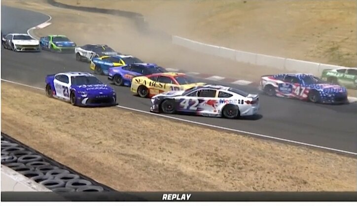 【写真・画像】「よく避けましたね！」横滑りするマシンを総勢30台超の車列が神回避 「この密集の中で…」放送席脱帽　1枚目