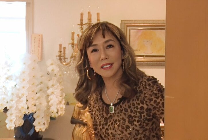 【写真・画像】ソファーが5つ！マダム信子（73）の家賃100万円ヒョウ柄豪邸に衝撃 浜崎あゆみとおそろいのヴィンテージ商品も　1枚目