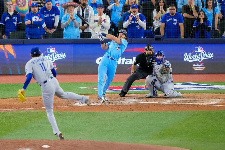 【写真・画像】何してんの…？ 山本由伸、目を疑う“まさかの光景”「すげえ」ベンチで行動が話題に「さすがすぎる」「これぞエース」　1枚目