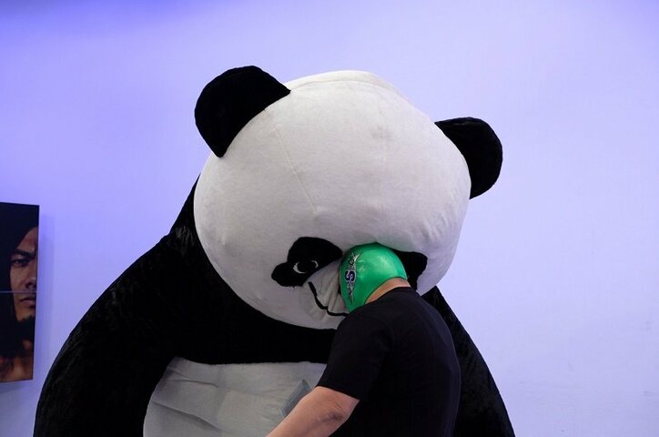 ケモノの本性むきだしで大暴れ!身長3m・体重500kgのアンドレザ・ジャイアントパンダ、記者会見でササダンゴ・マシンをKO