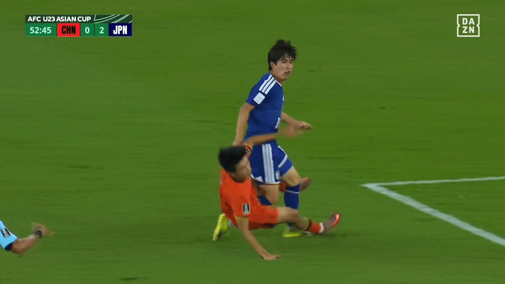 危険なタックルを食らう佐藤龍之介