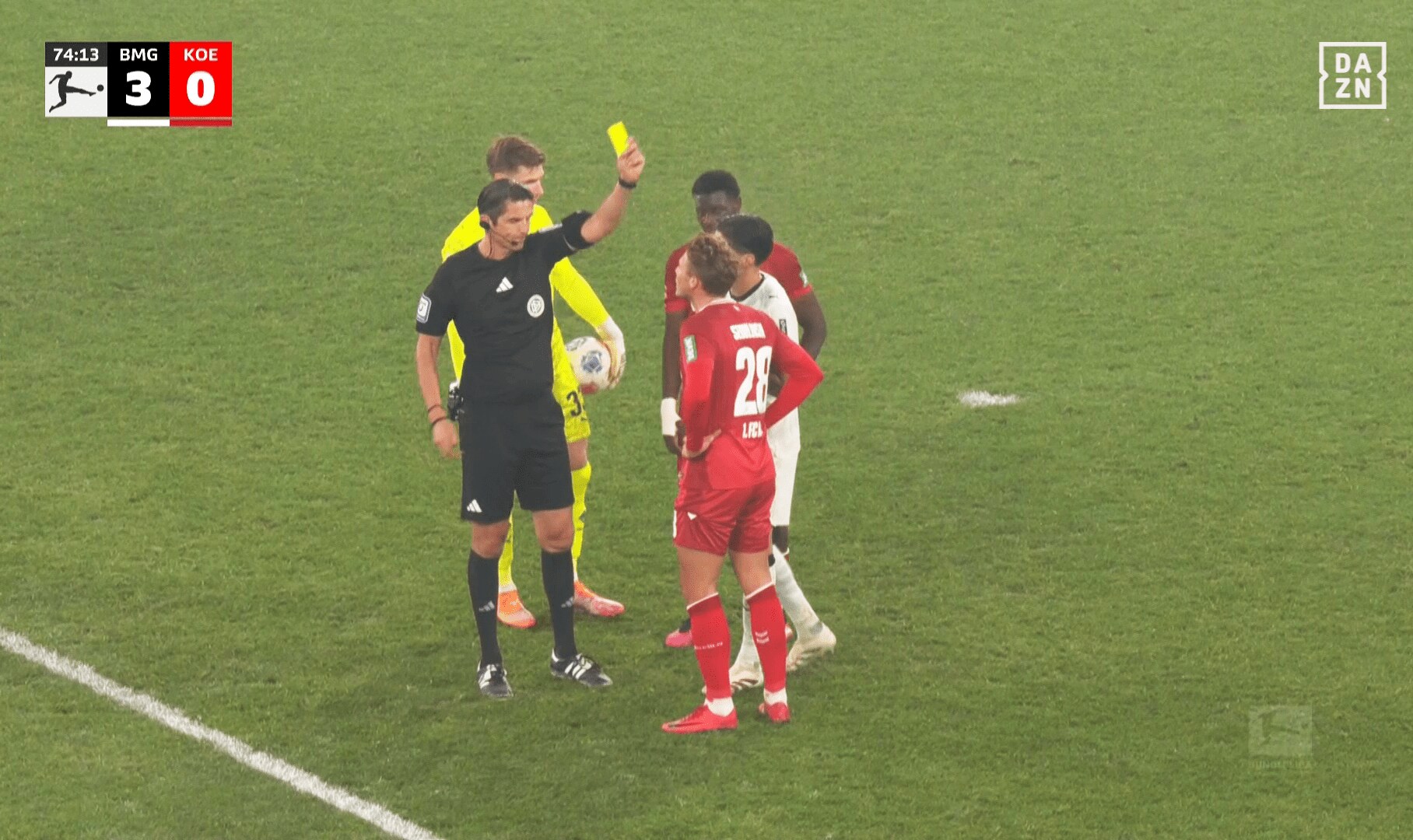 騒動を起こした3人にはイエローカード