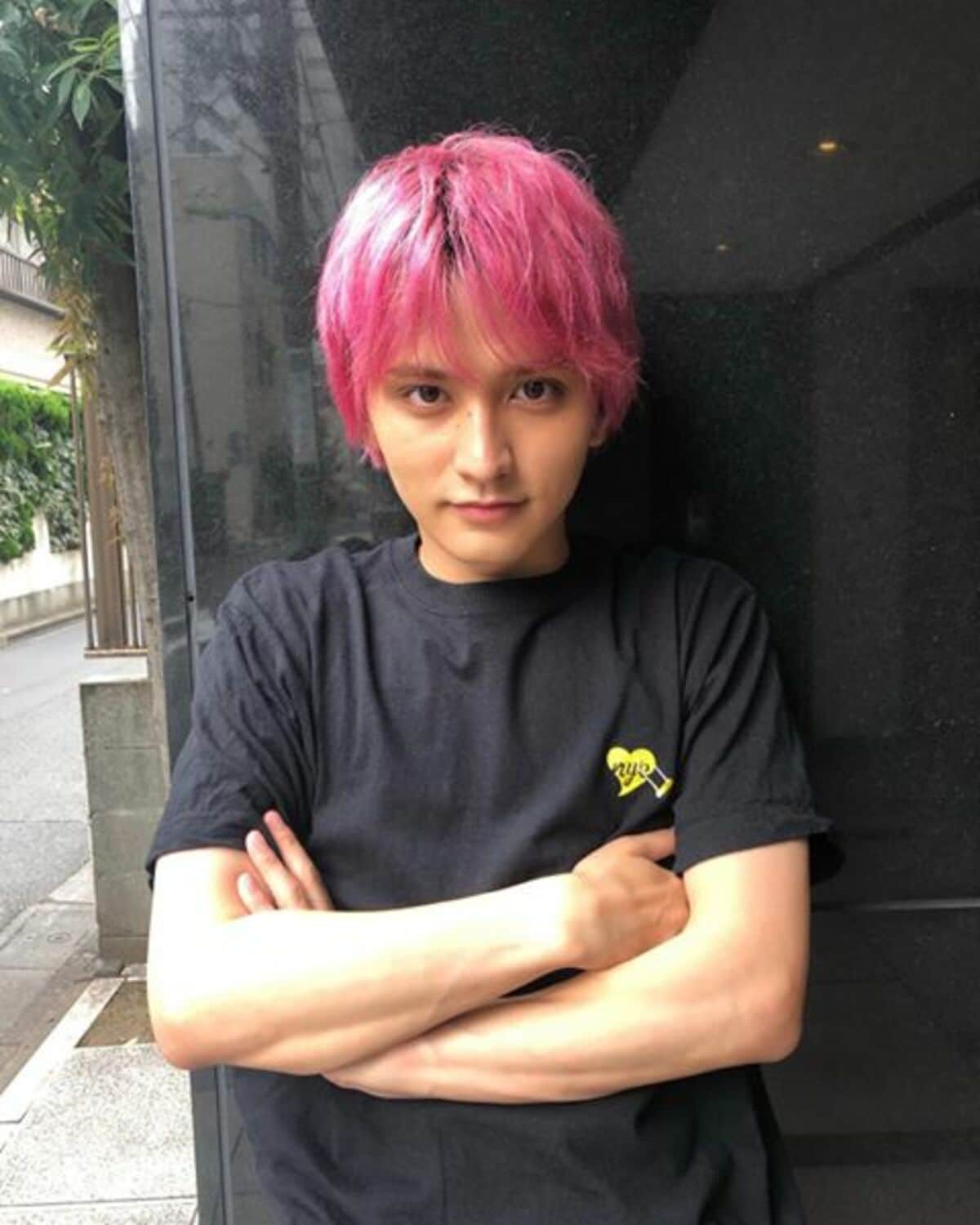 瀬戸利樹、出演中のドラマ『偽装不倫』オフショットを披露「渾身の