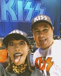 仲里依紗、父親とKISSのライブ鑑賞を報告「素敵だな 仲良し親子」「嬉しそうなパパ可愛い」の声