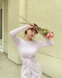 「マジ美しい」「これは最強」岸明日香のボディラインあらわなニットワンピース姿に反響