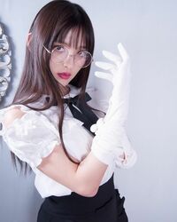 声優・上坂すみれ、“執行モード”の丸メガネ姿に絶賛の声「ビジュアル完璧」「お洋服もメイクも最高」