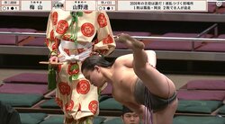 15歳力士、取組後に髪が爆発 食らいついたら離さない執念の勝ち越しでの一コマ「負けん気の強さ顔に出てる」ファン驚嘆