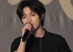 TOMORROW X TOGETHER、寒空の中クールなブラック衣装で登場し大歓声！「寒いでしょ、大丈夫ですか？」ファンへ気遣いも