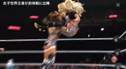 危なすぎる！ 女子の試合で前代未聞…カウンターで超高速パワーボム「どっちが技を食らった？」騒然