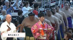 幕内土俵入りでネットざわつく“笑撃”の光景「力士との対比w」「これはじわる」