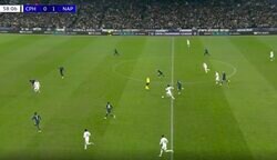 ウソでしょ…！？ 日本代表DF鈴木淳之介、目を疑う“まさかの光景”「強いな」「マジ神」約60m前進“ドリブル突破”のド迫力プレー「数的不利関係なし」