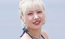 「お母さんのGOサインがないと踏み込めない」22歳水着美女、母親同伴で恋人探し