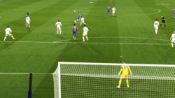 「柔らかすぎる」鎌田大地の“至高のロブパス”にファン驚愕！「そこ見えてんの意味わからん」芸術的なゴール演出