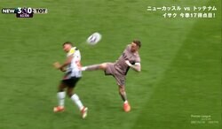 「どう考えても退場！」「危ない！」格闘技級の“喧嘩キック”が背中に入った瞬間…トッテナム10番の暴力行為がまさかの警告で物議「足裏がもろ入ってる」