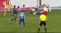 「変態シュート！」「なんでアレが決まる？」逆足で時速70キロ超え！“豪快ダイレクトボレー弾”を炸裂した瞬間　バイエルンの怪物エースFWが強烈な一撃