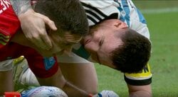 神の子・メッシの“聖人“すぎる行動が話題に 2本のPKを止めた勝利の立役者GKに一人駆け寄る