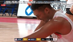 危険！ 膝が下腹部に直撃…日本期待のSFジェイコブス晶が悶絶「モロじゃん！」「オランダはラフだな…」「これは痛い」ファンも心配