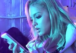 「仕事をしているのにあれはなし」TikTok撮影に夢中の美人ダンサーたちに非難の声「真剣にやって」