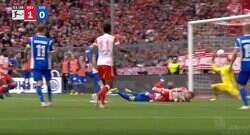 「これがストライカーの決定力」地面ギリギリで飛ぶ“超低空ローリングヘッド弾”が炸裂した瞬間　左手一本で相手DFを完全ブロック→体を回転しながら突っ込む