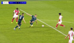 完全にずっこけた…南野拓実が魅惑のステップフェイント→翻弄されたセルビア代表DFが大転倒した瞬間！ 歴史的ゴールで珍事