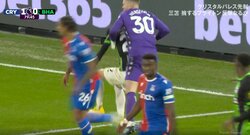 「キーパー許さねぇ」「ふざけんな」負傷の三笘薫を強引に引き起こして突き飛ばしたGKに批判殺到　「日本の宝を...」ファンがブチギレた決定的シーン