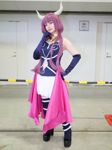 写真・画像】『葬送のフリーレン』アウラのコスプレ、つり目を表現する