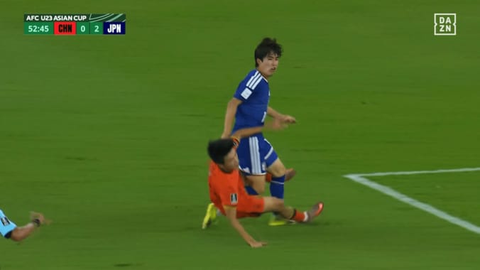 危険なタックルを食らう佐藤龍之介