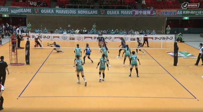 本人もびっくりの軌道を描いたサーブ