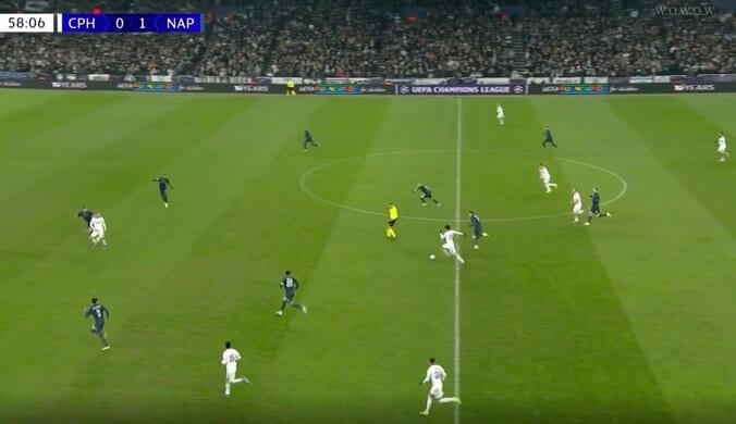 【写真・画像】「エグいって！」日本代表DF鈴木淳之介、“強烈タックル”炸裂→相手選手を軽く吹っ飛ばす「すげえw」“神ディフェンス”にスタジアム大歓声　1枚目