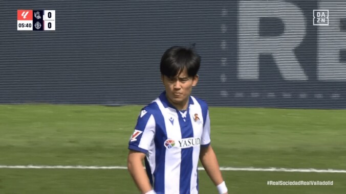 「ふざけるな！」久保建英が“悪質カニばさみタックル”被害で大転倒→ファン怒り心頭「レッドでもおかしくない」「なんてことするんだ」スタジアムも大ブーイング 2枚目