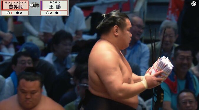「ワイの年収を一瞬で…」横綱・豊昇龍が受け取った“分厚すぎる”ご褒美 懸賞が地方場所“過去最多本数”を記録 「懸賞にどよめいてる」驚きの声 4枚目