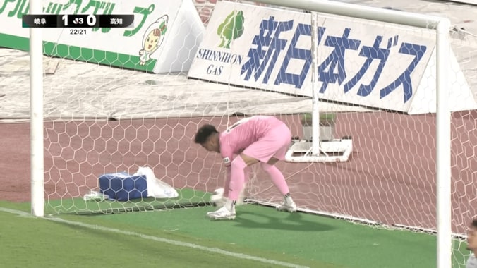 「同情しちゃう」日本人GKの“ありえないオウンゴール”に衝撃…驚愕ミスに「嘘でしょ…」「何が起こった？」 5枚目