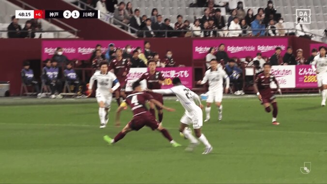 「全てがうめえ…」“奇跡のヒールトラップ”→圧巻ゴラッソにファン驚愕！「狙ったの？」「意味不明な点の取り方」「速さだけで事故を起こす」川崎FWが妙技 3枚目