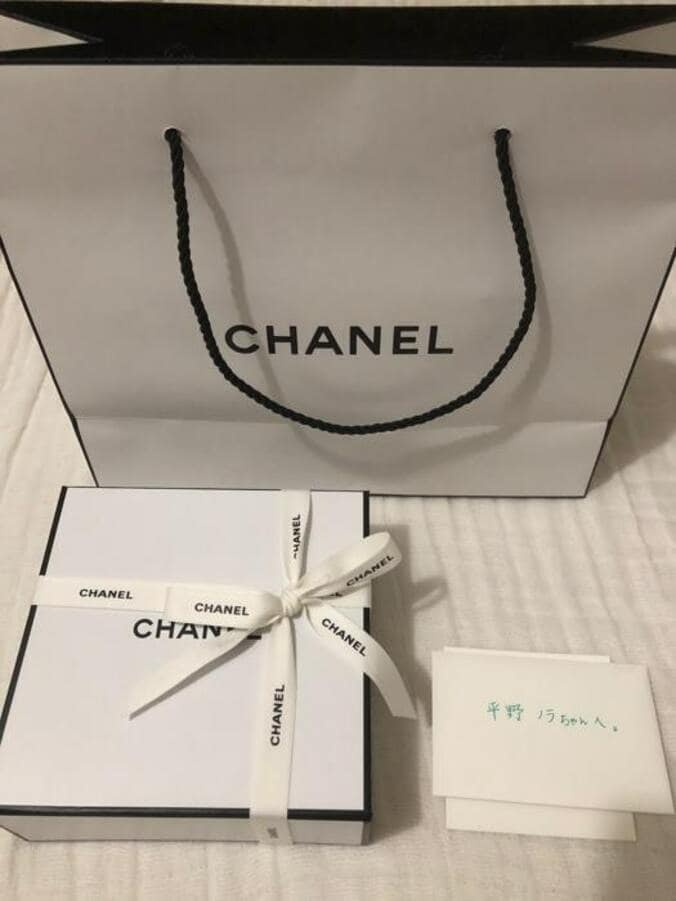  平野ノラ、だいたひかるから貰った『CHANEL』の品を公開「バブリーに返ってきました」  1枚目