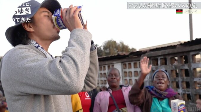 東出昌大、アフリカの地酒を2本ガブ飲み！地元のおばちゃんたちも大歓声「フー！」 4枚目