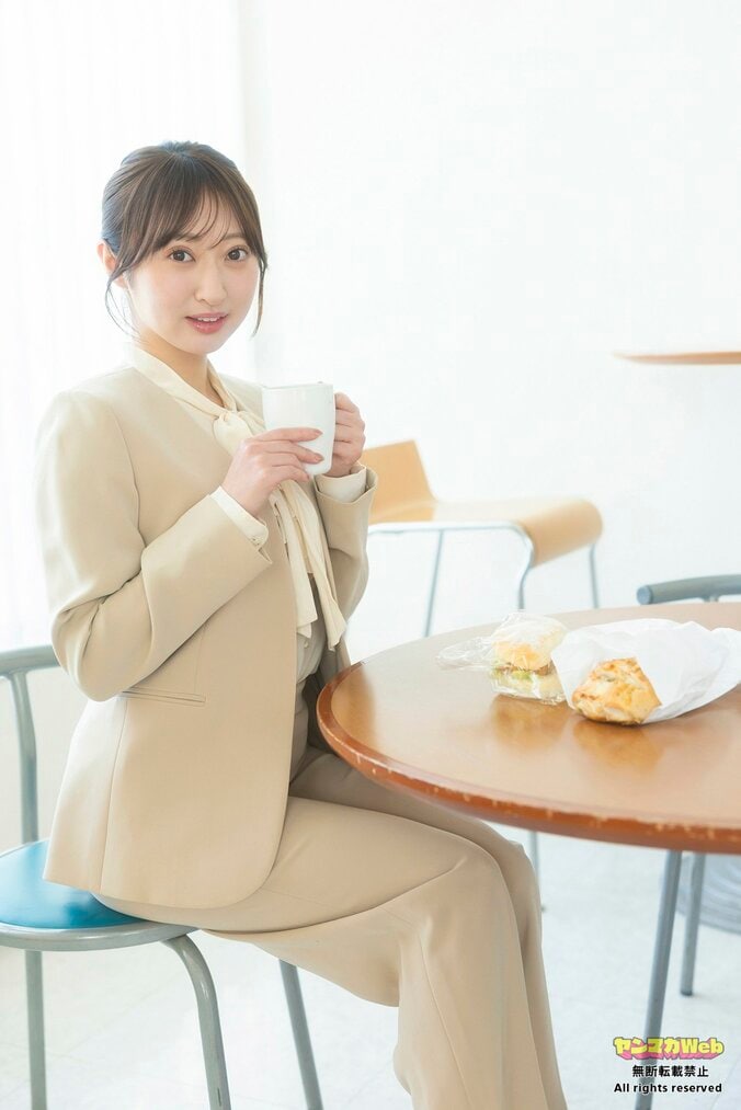“現役OL”桜みゆ、オフィスで見せる癒しグラビア ヤンマガWeb「働くお姉さん」カット 2枚目